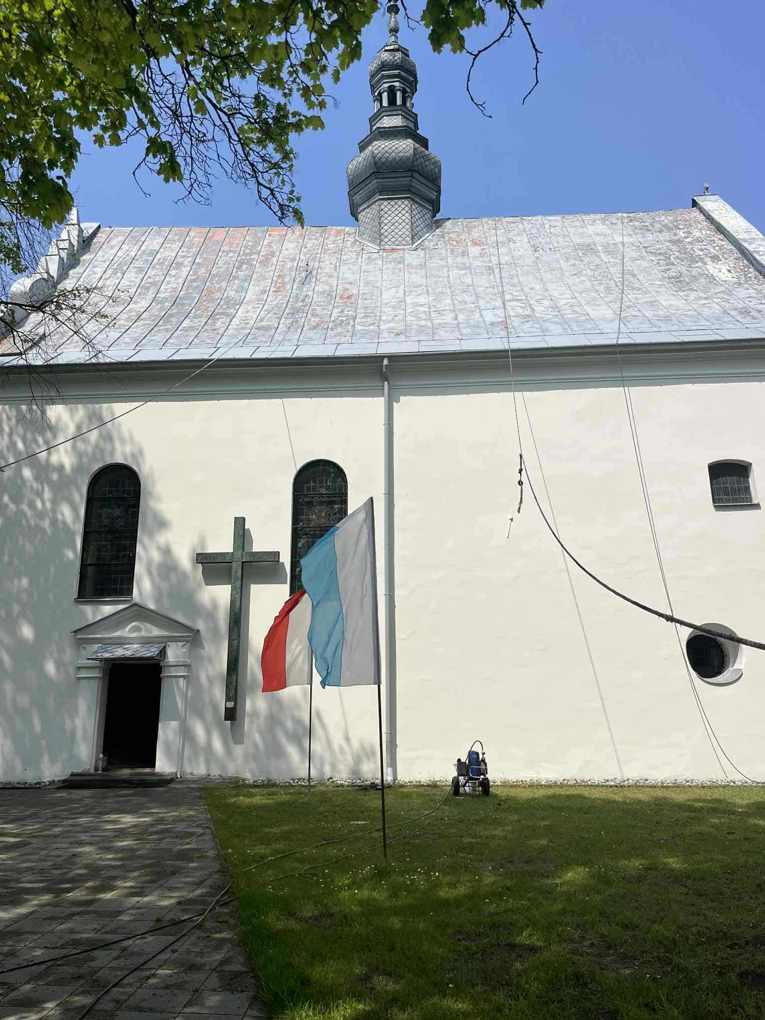 Kościół przed renowacją, dach z wytartą do metalu starą powłoką